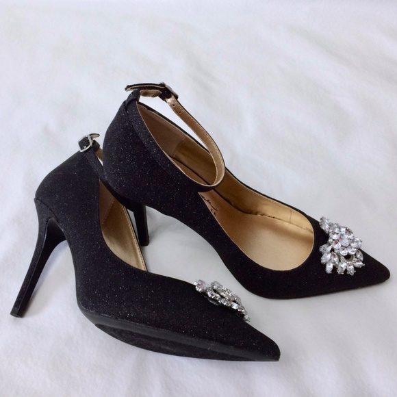 SOLD || Mark&James Badgley Mischka || Black Heels - Picture 3 of 5